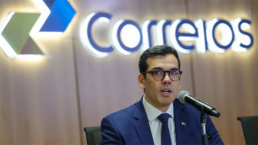 Imagem 1 - A estatal espera economizar R$ 2,1 bilhões com o fechamento de unidades. Considerando outros pontos de atendimento realizados por parceria, são 10 mil unidades que prestam serviços para os Correios no Brasil. Como a empresa pública tem a obrigação de cobrir todo o território nacional, o presidente da estatal, Emmanoel Rondon, destacou que o fechamento dessas agências será realizado sem violar o princípio da universalização do serviço postal. Imagem 1 - A estatal espera economizar R$ 2,1 bilhões com o fechamento de unidades. Considerando outros pontos de atendimento realizados por parceria, são 10 mil unidades que prestam serviços para os Correios no Brasil. Como a empresa pública tem a obrigação de cobrir todo o território nacional, o presidente da estatal, Emmanoel Rondon, destacou que o fechamento dessas agências será realizado sem violar o princípio da universalização do serviço postal.
