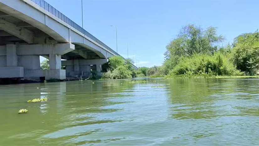 Imagem 1 -  Dois banhistas foram atacados por piranhas no Rio Piranhas-Açu, próximo à ponte Felipe Guerra, em Assú, na tarde de sábado (28). Um dos feridos, o mecânico Manoel de Melo, relatou que os ataques aconteceram em uma área rasa do rio. Ele sofreu um ferimento no pé, após o ocorrido, os banhistas deixaram a água. Segundo o biólogo Rodrigo Costa Goldbaum, professor da Ufersa, os ataques são mais comuns nesse período por causa da reprodução das piranhas, que protegem seus ninhos localizados principalmente nas margens com vegetação. Casos semelhantes já haviam sido registrados na região anteriormente.