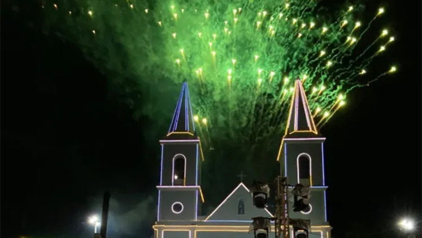 Imagem 1 -  As paróquias da Diocese de Mossoró se preparam para celebrar o Fim de Ano com missas de Ano Novo, momentos de fé, agradecimento e renovação espiritual. As celebrações ocorrerão nas igrejas matrizes de Mossoró e Tibau, com horários divulgados, enquanto outras paróquias informarão pelas redes sociais. Destaque para a Catedral de Santa Luzia, com missas em 31/12 às 19h, presidida por Dom Francisco de Sales, e em 01/01/2026 às 9h, com o Pe. Antoniel Alves, além da missa em Tibau no dia 31/12 às 19h, na Igreja Cristo Rei.