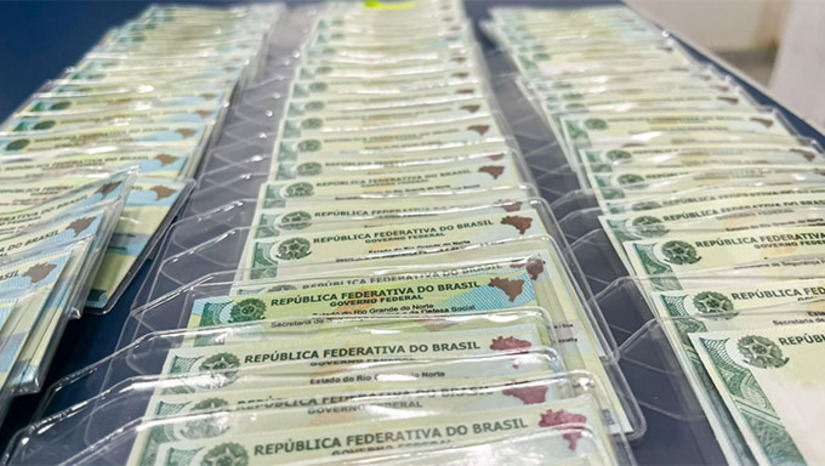 Imagem 1 -  Em 2025, a Câmara Municipal de Mossoró emitiu mais de 3.100 Carteiras de Identidade Nacional (CIN), ampliando o acesso da população a serviços básicos e programas sociais. Para melhorar o atendimento, a Câmara implantou um sistema online de agendamento, desenvolvido por servidores da Casa, que eliminou filas, garantiu organização e transparência, com 30% das vagas reservadas para pessoas com deficiência. Segundo o presidente Genilson Alves, a iniciativa reforça o papel social do Legislativo. O serviço seguirá funcionando normalmente durante o recesso parlamentar, com atendimentos a partir de 12 de janeiro.
