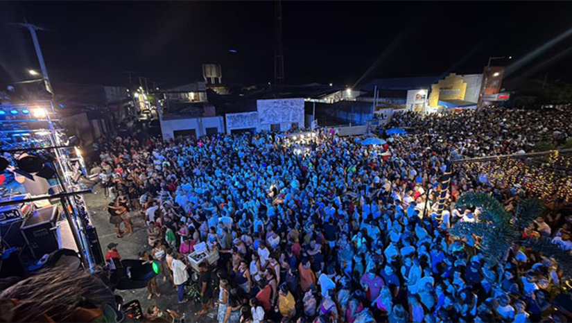 Imagem 1 -  O primeiro dia de 2026 em Grossos foi marcado por muita festa e animação. Cerca de 15 mil pessoas, segundo a Polícia Militar, participaram das comemorações do tradicional 1º de janeiro, que tomou as ruas do município com muita música e alegria. O público acompanhou o arrastão com a banda Zuyrê, seguido pelos shows de Forró dos Três e da cantora Márcia Fellipe, principal atração da noite. O evento contou com esquema de segurança e apoio de equipes de saúde, garantindo tranquilidade aos participantes.