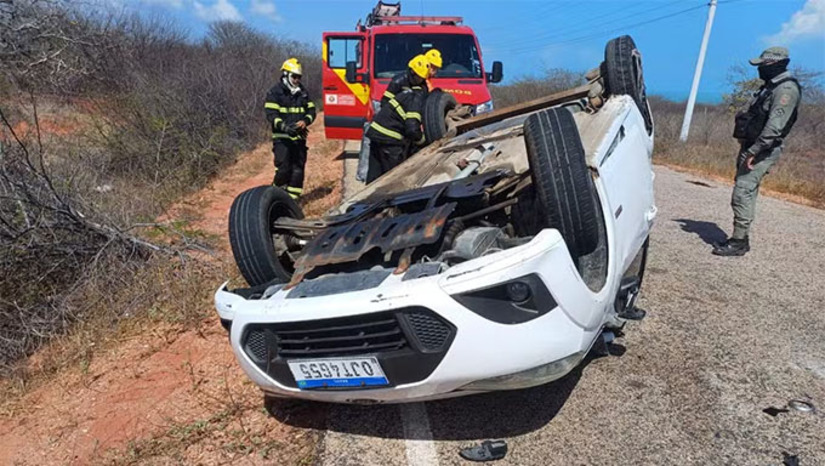 Imagem 1 - O cabo da Capitania dos Portos, Jefferson Layon Custódio do Nascimento, de 25 anos, morreu na manhã desta quinta-feira (01) após um capotamento ocorrido em Ponta do Mel, no município de Areia Branca, no Oeste Potiguar. Segundo o Corpo de Bombeiros, ele ficou preso sob o veículo e morreu ainda no local. No carro estavam quatro pessoas, incluindo uma criança e duas mulheres, que foram socorridas e transferidas para o hospital de Areia Branca e depois para o HRTM em Mossoró. O corpo foi encaminhado para perícia e as causas do acidente serão investigadas pela Polícia Civil. A Capitania dos Portos de Areia Branca emitiu nota de pesar pelo falecimento. Imagem 1 - O cabo da Capitania dos Portos, Jefferson Layon Custódio do Nascimento, de 25 anos, morreu na manhã desta quinta-feira (01) após um capotamento ocorrido em Ponta do Mel, no município de Areia Branca, no Oeste Potiguar. Segundo o Corpo de Bombeiros, ele ficou preso sob o veículo e morreu ainda no local. No carro estavam quatro pessoas, incluindo uma criança e duas mulheres, que foram socorridas e transferidas para o hospital de Areia Branca e depois para o HRTM em Mossoró. O corpo foi encaminhado para perícia e as causas do acidente serão investigadas pela Polícia Civil. A Capitania dos Portos de Areia Branca emitiu nota de pesar pelo falecimento.