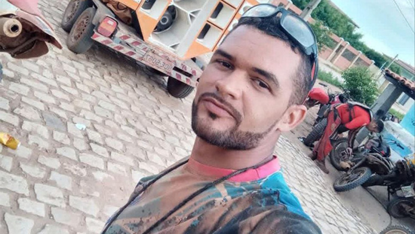Imagem 1 - Vítima Alexandre Bezerra do Vale Silva, de 30 anos, estava dentro de casa com a família, quando os atiradores chegaram rapidamente, invadiram e começaram a atirar. O caso será investigado pela polícia Civil, com inquérito conduzido pelo delegado Jomário Montenegro. Imagem 1 - Vítima Alexandre Bezerra do Vale Silva, de 30 anos, estava dentro de casa com a família, quando os atiradores chegaram rapidamente, invadiram e começaram a atirar. O caso será investigado pela polícia Civil, com inquérito conduzido pelo delegado Jomário Montenegro.