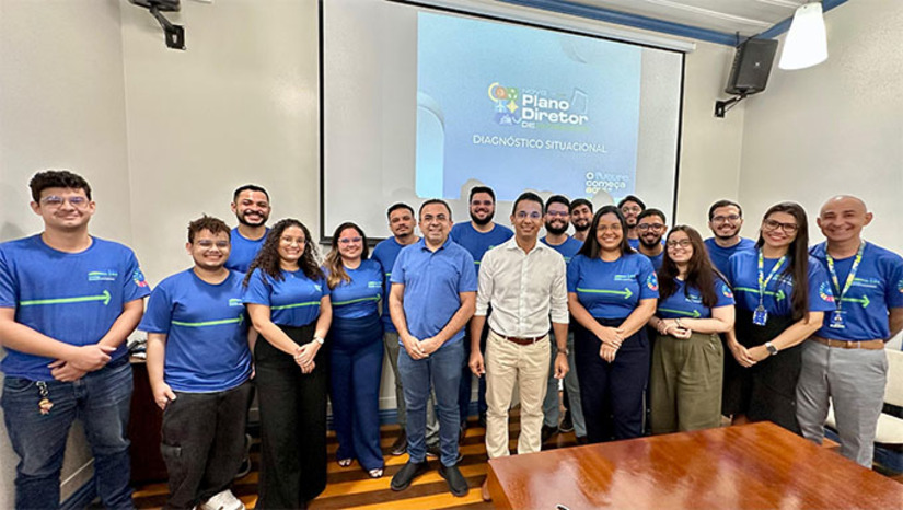 Imagem 1 -  A comissão técnica, formada por membros da Secretaria Municipal de Meio Ambiente e Urbanismo (Semurb), responsável pela elaboração do plano, apresentou nesta segunda-feira (5) o relatório geral dos trabalhos ao prefeito Allyson Bezerra. O novo Plano Diretor de Mossoró foi construído a partir de um amplo processo de escuta popular, com a realização de 49 oficinas envolvendo moradores de bairros e comunidades rurais. O próximo passo será a realização de audiências públicas nos dias 10, 11 e 12 de janeiro. Já a Conferência Municipal acontecerá nos dias 28 de fevereiro e 1º de março.