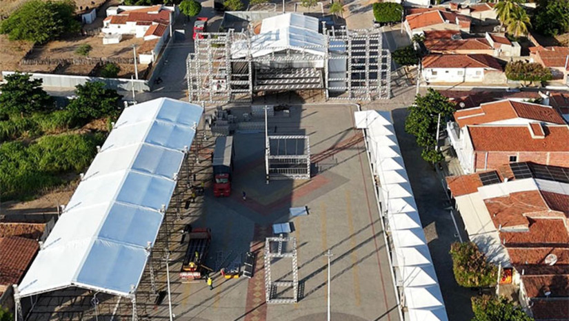 Imagem 1 - Entre as principais novidades para a Festa de São Sebastião deste ano está o palco da festa, que ganhou dimensões ampliadas, oferecendo uma estrutura mais moderna e preparada para receber grandes atrações nacionais. A Festa acontece de 10 a 20 de janeiro e contará com uma programação diversificada que une fé, cultura e entretenimento. Estão confirmadas grandes atrações nacionais como Hungria, Xand Avião, Pablo, Seu Desejo, Rey Vaqueiro, Raí Saia Rodada, Calcinha Preta, entre outros nomes que prometem atrair um grande público à cidade. Imagem 1 - Entre as principais novidades para a Festa de São Sebastião deste ano está o palco da festa, que ganhou dimensões ampliadas, oferecendo uma estrutura mais moderna e preparada para receber grandes atrações nacionais. A Festa acontece de 10 a 20 de janeiro e contará com uma programação diversificada que une fé, cultura e entretenimento. Estão confirmadas grandes atrações nacionais como Hungria, Xand Avião, Pablo, Seu Desejo, Rey Vaqueiro, Raí Saia Rodada, Calcinha Preta, entre outros nomes que prometem atrair um grande público à cidade.