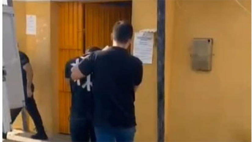 Imagem 1 - A Polícia Civil do RN prendeu um homem de 25 anos, condenado por divulgar imagens íntimas da ex-namorada, que era adolescente à época do crime, ocorrido em 2020. Inicialmente condenado ao regime aberto e multa de R$ 10 mil, ele teve a pena regredida para o regime fechado após não cumprir as intimações judiciais. O suspeito foi localizado, preso e encaminhado ao sistema prisional. A ação foi coordenada pela DEAM de Pau dos Ferros, com apoio da DP de São Miguel. Imagem 1 - A Polícia Civil do RN prendeu um homem de 25 anos, condenado por divulgar imagens íntimas da ex-namorada, que era adolescente à época do crime, ocorrido em 2020. Inicialmente condenado ao regime aberto e multa de R$ 10 mil, ele teve a pena regredida para o regime fechado após não cumprir as intimações judiciais. O suspeito foi localizado, preso e encaminhado ao sistema prisional. A ação foi coordenada pela DEAM de Pau dos Ferros, com apoio da DP de São Miguel.
