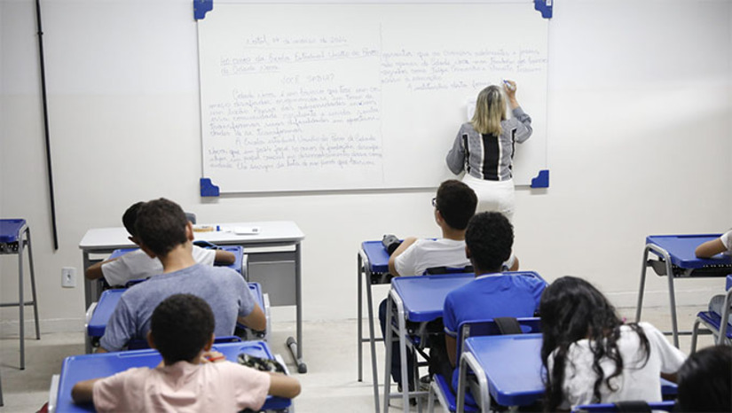 Imagem 1 - A governadora Fátima Bezerra anunciou a primeira convocação do concurso da Educação, chamando 1.607 professores e especialistas para a Rede Estadual de Ensino, com atuação a partir do início do ano letivo de 2026. A medida visa garantir continuidade pedagógica, fortalecer o ensino-aprendizagem e suprir demandas em todo o Rio Grande do Norte. O concurso previa inicialmente 598 vagas, mas o número foi ampliado para atender às necessidades das 16 DIRECs, além da formação de cadastro de reserva. Segundo o governo, a convocação representa a retomada de concursos após quase uma década, valoriza a carreira docente e não gera aumento de despesas, pois substitui profissionais temporários. Imagem 1 - A governadora Fátima Bezerra anunciou a primeira convocação do concurso da Educação, chamando 1.607 professores e especialistas para a Rede Estadual de Ensino, com atuação a partir do início do ano letivo de 2026. A medida visa garantir continuidade pedagógica, fortalecer o ensino-aprendizagem e suprir demandas em todo o Rio Grande do Norte. O concurso previa inicialmente 598 vagas, mas o número foi ampliado para atender às necessidades das 16 DIRECs, além da formação de cadastro de reserva. Segundo o governo, a convocação representa a retomada de concursos após quase uma década, valoriza a carreira docente e não gera aumento de despesas, pois substitui profissionais temporários.