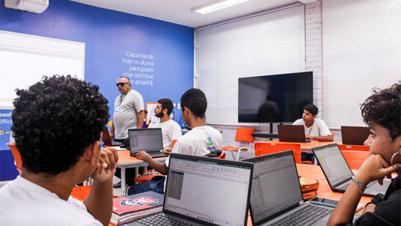 Imagem 1 - A segunda etapa terá início no sábado dia 10 de janeiro e seguirá com a formação até o mês de março de 2026, finalizando em acordo com o cronograma de cada instituição de ensino responsável pela capacitação. Os 1.750 alunos que participam do programa puderam escolher o curso de capacitação que tinham mais afinidade em diversos eixos tecnológicos. O programa “Jovem do Futuro” oferece uma bolsa de estudo no valor de R$ 350,00 mensal durante o período de quatro meses. Uma oportunidade de formação em cursos de cidadania e profissionalizante, viabilizando a cada jovem a oportunidade de se capacitar profissionalmente. Imagem 1 - A segunda etapa terá início no sábado dia 10 de janeiro e seguirá com a formação até o mês de março de 2026, finalizando em acordo com o cronograma de cada instituição de ensino responsável pela capacitação. Os 1.750 alunos que participam do programa puderam escolher o curso de capacitação que tinham mais afinidade em diversos eixos tecnológicos. O programa “Jovem do Futuro” oferece uma bolsa de estudo no valor de R$ 350,00 mensal durante o período de quatro meses. Uma oportunidade de formação em cursos de cidadania e profissionalizante, viabilizando a cada jovem a oportunidade de se capacitar profissionalmente.