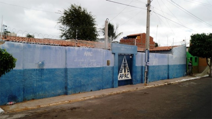 Imagem 1 - A sede da APAC Macau não reunia mais condições de funcionamento adequado. A Portaria foi assinada no dia 16 de dezembro de 2025 pelo juiz José Vieira de Figueiredo Junior, da 2ª Vara de Execuções Penais de Natal, até que seja construída uma sede apropriada para aplicar o método APAC de reintegração social dos presos. Na Portaria, ficou determinado que os 15 presos que estão na unidade da APAC de Macau sejam transferidos para a APAC de Macaíba ou devolvidos ao Sistema Prisional comum. Imagem 1 - A sede da APAC Macau não reunia mais condições de funcionamento adequado. A Portaria foi assinada no dia 16 de dezembro de 2025 pelo juiz José Vieira de Figueiredo Junior, da 2ª Vara de Execuções Penais de Natal, até que seja construída uma sede apropriada para aplicar o método APAC de reintegração social dos presos. Na Portaria, ficou determinado que os 15 presos que estão na unidade da APAC de Macau sejam transferidos para a APAC de Macaíba ou devolvidos ao Sistema Prisional comum.