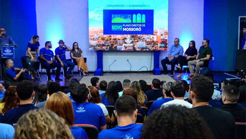 Imagem 1 - A Prefeitura de Mossoró realizará audiências públicas, a partir do próximo sábado (10), para ouvir a população e discutir propostas para o novo Plano Diretor do município. Os encontros acontecerão na Estação das Artes Poeta Elizeu Ventania, nos dias 10, 11 e 12, das 7h às 12h e das 14h às 17h, incluindo o fim de semana para ampliar a participação popular. O Plano Diretor é uma lei que orienta o crescimento urbano, define áreas de preservação e direciona investimentos em infraestrutura, mobilidade e serviços, sendo construído com a contribuição direta dos cidadãos. Imagem 1 - A Prefeitura de Mossoró realizará audiências públicas, a partir do próximo sábado (10), para ouvir a população e discutir propostas para o novo Plano Diretor do município. Os encontros acontecerão na Estação das Artes Poeta Elizeu Ventania, nos dias 10, 11 e 12, das 7h às 12h e das 14h às 17h, incluindo o fim de semana para ampliar a participação popular. O Plano Diretor é uma lei que orienta o crescimento urbano, define áreas de preservação e direciona investimentos em infraestrutura, mobilidade e serviços, sendo construído com a contribuição direta dos cidadãos.