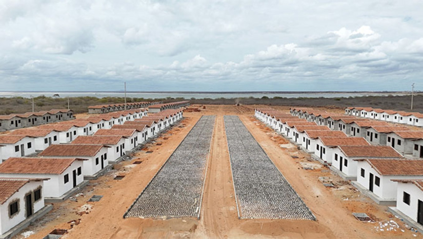 Imagem 1 - A Prefeitura de Grossos, sob a gestão da prefeita Cinthia Sonale, vem avançando em políticas públicas voltadas ao desenvolvimento sustentável e social do município. Destaque para o programa habitacional “Meu Lar, Meu Sonho”, o maior da história da cidade, que prevê a construção de 200 moradias para famílias em situação de vulnerabilidade. A iniciativa garante habitação digna, promove inclusão social, fortalece a expansão urbana planejada e contribui para o crescimento econômico, reforçando o compromisso da gestão com o futuro e a qualidade de vida da população. Imagem 1 - A Prefeitura de Grossos, sob a gestão da prefeita Cinthia Sonale, vem avançando em políticas públicas voltadas ao desenvolvimento sustentável e social do município. Destaque para o programa habitacional “Meu Lar, Meu Sonho”, o maior da história da cidade, que prevê a construção de 200 moradias para famílias em situação de vulnerabilidade. A iniciativa garante habitação digna, promove inclusão social, fortalece a expansão urbana planejada e contribui para o crescimento econômico, reforçando o compromisso da gestão com o futuro e a qualidade de vida da população.
