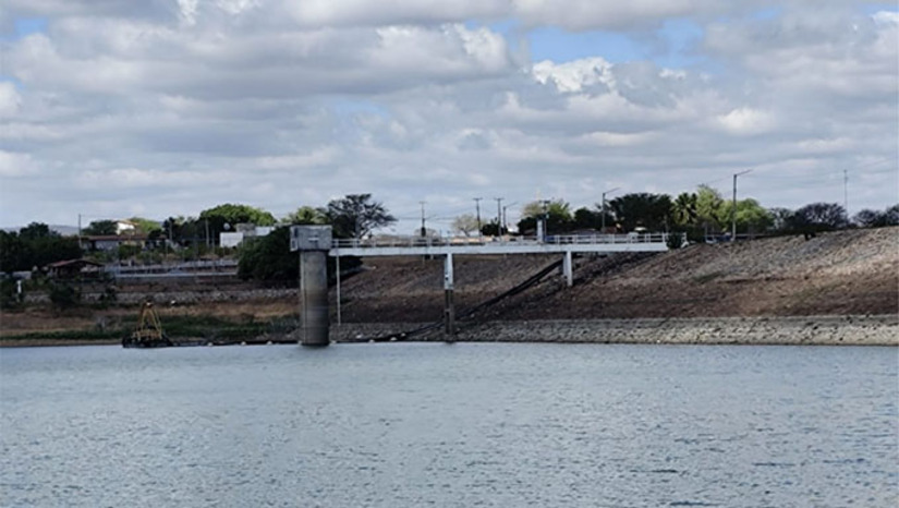 Imagem 1 -  As reservas hídricas do RN acumulam 37,53% da capacidade total, os dados são do monitoramento do IGARN. No Seridó, a situação é ainda mais preocupante. O Açude Itans, localizado em Caicó, um dos mais importantes para o abastecimento humano da região, com capacidade para armazenar até 84 milhões m³, encontra-se completamente seco, com volume zerado (0,00%). Em relação à Barragem de Pau dos Ferros, o volume de água armazenado foi diminuído para que sejam feitas as comportas, medida necessária para receber as águas da transposição do Rio São Francisco, ação considerada estratégica para o reforço hídrico da região Alto Oeste.