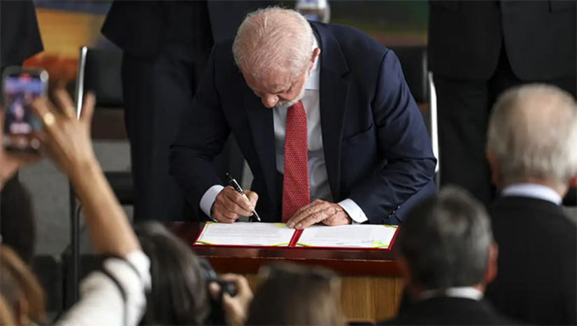Imagem 1 - O texto prevê a redução de penas de condenados pelos atos antidemocráticos de 8 de janeiro e pela tentativa de golpe de Estado. O anúncio foi feito durante ato, no Palácio do Planalto, que marca os três anos dos ataques perpetrados por manifestantes apoiadores de Bolsonaro que, inconformados com o resultado das eleições, invadiram o Congresso Nacional, o Palácio do Planalto e o Supremo Tribunal Federal (STF). Imagem 1 - O texto prevê a redução de penas de condenados pelos atos antidemocráticos de 8 de janeiro e pela tentativa de golpe de Estado. O anúncio foi feito durante ato, no Palácio do Planalto, que marca os três anos dos ataques perpetrados por manifestantes apoiadores de Bolsonaro que, inconformados com o resultado das eleições, invadiram o Congresso Nacional, o Palácio do Planalto e o Supremo Tribunal Federal (STF).