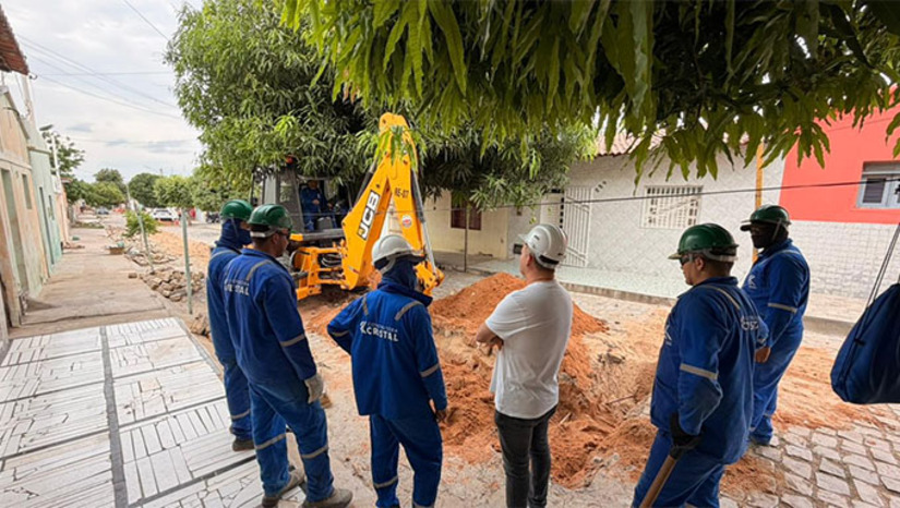Imagem 1 -  Com um investimento de aproximadamente R$ 52 milhões, o projeto de saneamento básico representa um marco para o desenvolvimento urbano de Apodi, promovendo mais saúde pública, qualidade de vida e preservação ambiental. Durante a visita, o prefeito percorreu trechos já em execução, conversou com equipes técnicas e acompanhou cada etapa dos serviços realizados.