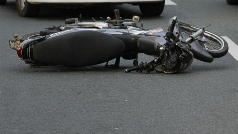Imagem 1 -  A Justiça do Rio Grande do Norte condenou a Cosern a indenizar um motociclista que sofreu um acidente em Mossoró após colidir com um poste de energia caído e sem sinalização em via pública. A decisão da 1ª Vara Cível reconheceu falha na prestação do serviço, já que o poste permaneceu por horas no local sem isolamento adequado. A empresa foi condenada a pagar R$ 643,35 por danos materiais e R$ 5 mil por danos morais, além de custas processuais. 