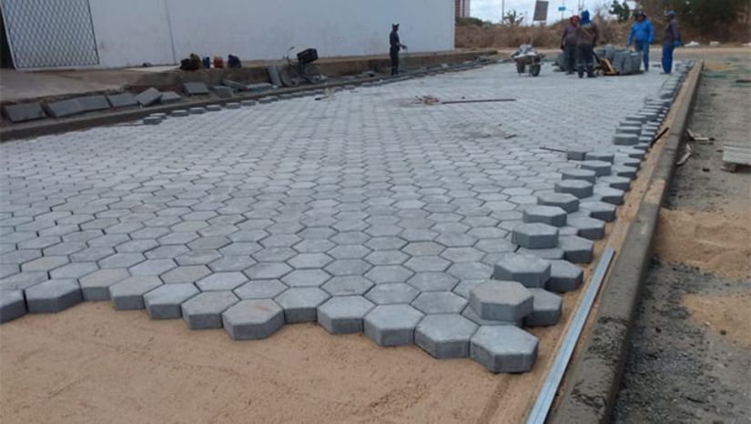 Imagem 1 -  A Secretaria de Infraestrutura de Mossoró executa obras de pavimentação em piso intertravado em cerca de 18 ruas do bairro Bela Vista, com foco na melhoria da mobilidade urbana e da infraestrutura local. Atualmente, os serviços avançam em quatro vias, em diferentes etapas, que vão da terraplenagem ao assentamento do pavimento e início das calçadas. Ao todo, as ruas contempladas somam mais de 4 mil metros de extensão.