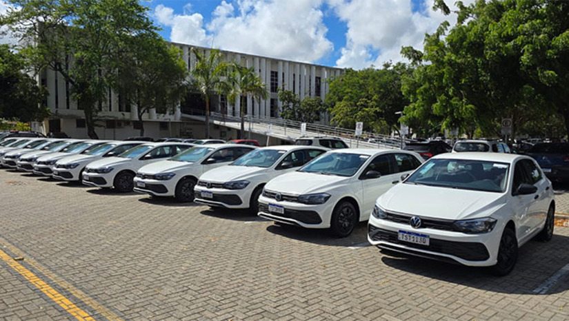 Imagem 1 - A iniciativa contempla a aquisição de 50 automóveis, sendo 25 veículos locados tipo Polo, já recebidos, que irão reforçar as atividades administrativas da sede e das unidades prisionais em todo o estado, além de outros 25 veículos caracterizados, que se encontram em fase final para assinatura do contrato. De acordo com o secretário da Administração Penitenciária, Helton Edi, os novos veículos vão ampliar a capacidade de atuação das equipes, fortalecendo as ações de segurança, escolta, fiscalização e apoio às operações no sistema penitenciário. Imagem 1 - A iniciativa contempla a aquisição de 50 automóveis, sendo 25 veículos locados tipo Polo, já recebidos, que irão reforçar as atividades administrativas da sede e das unidades prisionais em todo o estado, além de outros 25 veículos caracterizados, que se encontram em fase final para assinatura do contrato. De acordo com o secretário da Administração Penitenciária, Helton Edi, os novos veículos vão ampliar a capacidade de atuação das equipes, fortalecendo as ações de segurança, escolta, fiscalização e apoio às operações no sistema penitenciário.