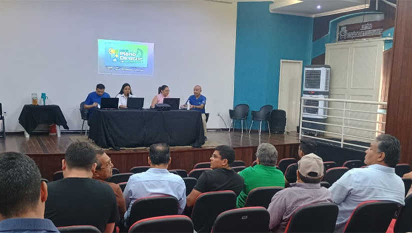 Imagem 1 -  A primeira Audiência Pública foi realizada neste sábado, no Auditório da Estação das Artes. Neste domingo, terá equipe técnica da Prefeitura tomando depoimento das pessoas na Avenida Rio Branco, no final da tarde. A Secretaria Sarine Nobre, do Meio Ambiente e Urbanismo, que uma proposta robusta, com a participação de todas as camadadas da sociedade.