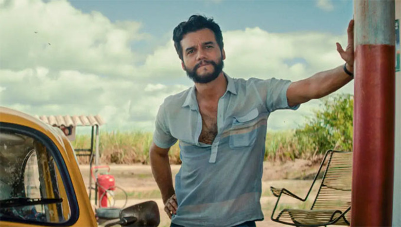 Imagem 1 - O filme O Agente Secreto, dirigido por Kleber Mendonça Filho, venceu duas das principais categorias da cerimônia: Melhor Filme em Língua Não Inglesa e Melhor Ator em Filme de Drama, com Wagner Moura. A vitória coroou um percurso internacional iniciado no Festival de Cannes, onde o filme teve estreia concorrendo à Palma de Ouro. Na ocasião, uma apresentação de frevo tomou a Avenida Croisette e se tornou um dos momentos mais comentados da edição. Imagem 1 - O filme O Agente Secreto, dirigido por Kleber Mendonça Filho, venceu duas das principais categorias da cerimônia: Melhor Filme em Língua Não Inglesa e Melhor Ator em Filme de Drama, com Wagner Moura. A vitória coroou um percurso internacional iniciado no Festival de Cannes, onde o filme teve estreia concorrendo à Palma de Ouro. Na ocasião, uma apresentação de frevo tomou a Avenida Croisette e se tornou um dos momentos mais comentados da edição.