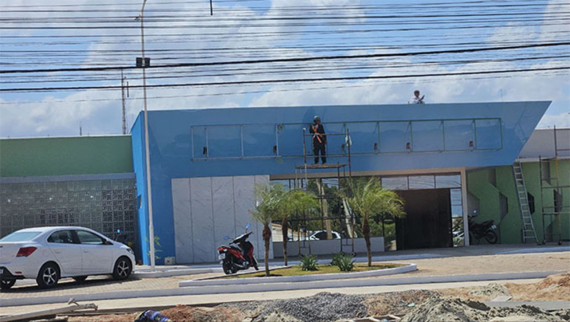 Imagem 1 - Prefeito Allyson Bezerra publicou video na manhã desta segunda-feira, ao lado da secretária Morgana Dantas, informando que o prédio está concluído, equipado e abastecido com insumos. A secretária Morgana assegura que as equipes que vão trabalhar estao definidas e convida a população para a festa de inauguração no dia 15 próximo Imagem 1 - Prefeito Allyson Bezerra publicou video na manhã desta segunda-feira, ao lado da secretária Morgana Dantas, informando que o prédio está concluído, equipado e abastecido com insumos. A secretária Morgana assegura que as equipes que vão trabalhar estao definidas e convida a população para a festa de inauguração no dia 15 próximo