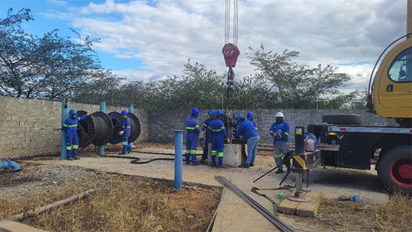 Imagem 1 - Moradores do Nova Mossoró relatam que enfrentam falta de água desde a semana passada, situação que tem gerado transtornos no dia a dia da população. Em nota, a Caern informou que está realizando manutenção mecânica no poço 31 e promete liberar o abastecimento a partir desta segunda-feira (12). Segundo a companhia, o serviço deverá ser concluído até a noite de segunda-feira e, após a religação do sistema, a normalização do fornecimento ocorrerá de forma gradativa, podendo levar até 48 horas para que o abastecimento esteja totalmente restabelecido em todas as áreas afetadas. Imagem 1 - Moradores do Nova Mossoró relatam que enfrentam falta de água desde a semana passada, situação que tem gerado transtornos no dia a dia da população. Em nota, a Caern informou que está realizando manutenção mecânica no poço 31 e promete liberar o abastecimento a partir desta segunda-feira (12). Segundo a companhia, o serviço deverá ser concluído até a noite de segunda-feira e, após a religação do sistema, a normalização do fornecimento ocorrerá de forma gradativa, podendo levar até 48 horas para que o abastecimento esteja totalmente restabelecido em todas as áreas afetadas.