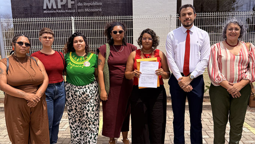 Imagem 1 - A vereadora Plúvia Oliveira e a deputada estadual Isolda Dantas, junto à Comissão de Direitos Humanos da OAB, movimentos sociais, professores e representantes de partidos políticos, protocolaram uma representação no Ministério Público Federal pedindo a apuração do caso de um adolescente que utilizou vestimenta e fez saudações extremistas durante um baile de formatura de Medicina em Mossoró. Os autores da representação destacam que a atitude é crime no Brasil e defendem que o episódio seja tratado com seriedade. As parlamentares reforçaram a necessidade de uma apuração rigorosa e do enfrentamento permanente a manifestações que atentem contra a democracia, os direitos humanos e promovam discriminação e intolerância. Imagem 1 - A vereadora Plúvia Oliveira e a deputada estadual Isolda Dantas, junto à Comissão de Direitos Humanos da OAB, movimentos sociais, professores e representantes de partidos políticos, protocolaram uma representação no Ministério Público Federal pedindo a apuração do caso de um adolescente que utilizou vestimenta e fez saudações extremistas durante um baile de formatura de Medicina em Mossoró. Os autores da representação destacam que a atitude é crime no Brasil e defendem que o episódio seja tratado com seriedade. As parlamentares reforçaram a necessidade de uma apuração rigorosa e do enfrentamento permanente a manifestações que atentem contra a democracia, os direitos humanos e promovam discriminação e intolerância.