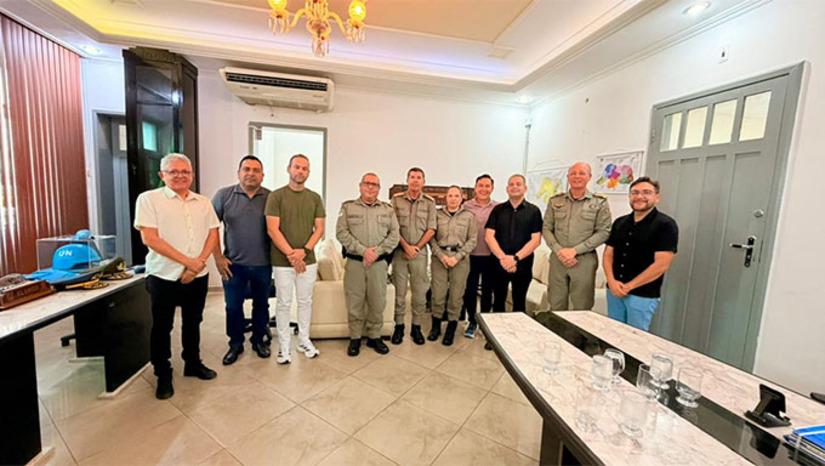 Imagem 1 - O prefeito de Apodi, Sabino, participou de reunião no Quartel do Comando Geral da Polícia Militar para fortalecer o planejamento de segurança do Carnaval de Apodi. O encontro tratou de integração entre as forças de segurança e apoio institucional, reforçando o compromisso com um carnaval organizado e seguro. Paralelamente, o vice-prefeito Ivanildo representou o prefeito em agenda institucional com a Secretaria-Adjunta de Saúde do RN, discutindo demandas do Hospital Regional Hélio Morais Marinho e o reforço da assistência em saúde durante o período carnavalesco. Imagem 1 - O prefeito de Apodi, Sabino, participou de reunião no Quartel do Comando Geral da Polícia Militar para fortalecer o planejamento de segurança do Carnaval de Apodi. O encontro tratou de integração entre as forças de segurança e apoio institucional, reforçando o compromisso com um carnaval organizado e seguro. Paralelamente, o vice-prefeito Ivanildo representou o prefeito em agenda institucional com a Secretaria-Adjunta de Saúde do RN, discutindo demandas do Hospital Regional Hélio Morais Marinho e o reforço da assistência em saúde durante o período carnavalesco.