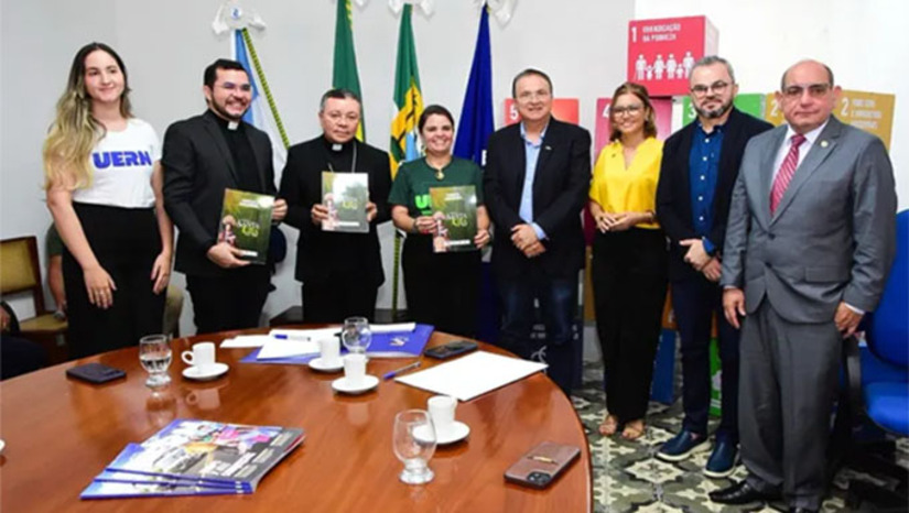 Imagem 1 - A pesquisa ratificou que a Festa de Santa Luzia é a maior festa religiosa do Rio Grande do Norte, com a participação de mais de 420 mil pessoas, de 45 municípios de nove estados brasileiros, registradas na última edição do evento. Somente na tradicional procissão de Santa Luzia, realizada no dia 13 de dezembro, cerca de 120 mil pessoas acompanharam a peregrinação pelas ruas da cidade. O estudo mostrou ainda que festa religiosa movimentou mais de R$ 20 milhões na economia de Mossoró. Imagem 1 - A pesquisa ratificou que a Festa de Santa Luzia é a maior festa religiosa do Rio Grande do Norte, com a participação de mais de 420 mil pessoas, de 45 municípios de nove estados brasileiros, registradas na última edição do evento. Somente na tradicional procissão de Santa Luzia, realizada no dia 13 de dezembro, cerca de 120 mil pessoas acompanharam a peregrinação pelas ruas da cidade. O estudo mostrou ainda que festa religiosa movimentou mais de R$ 20 milhões na economia de Mossoró.