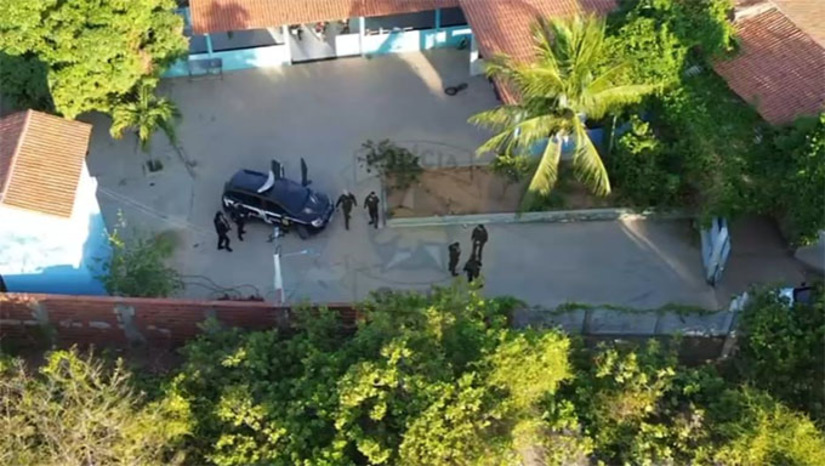 Imagem 1 - A Polícia Civil do Rio Grande do Norte, com apoio da Polícia Militar, realizou a Operação Asas Quebradas para combater um grupo criminoso armado atuante em Serrinha dos Pintos e Martins, no Alto Oeste potiguar. Foram cumpridos 15 mandados de busca e apreensão em três cidades, resultando na prisão de duas pessoas, incluindo um policial militar. A ação apreendeu armas, munições de fuzil e calibre .50, além de materiais ligados ao tráfico. O grupo é investigado por crimes graves, como homicídios, e há indícios de envolvimento no desaparecimento e morte de dois jovens em dezembro. Imagem 1 - A Polícia Civil do Rio Grande do Norte, com apoio da Polícia Militar, realizou a Operação Asas Quebradas para combater um grupo criminoso armado atuante em Serrinha dos Pintos e Martins, no Alto Oeste potiguar. Foram cumpridos 15 mandados de busca e apreensão em três cidades, resultando na prisão de duas pessoas, incluindo um policial militar. A ação apreendeu armas, munições de fuzil e calibre .50, além de materiais ligados ao tráfico. O grupo é investigado por crimes graves, como homicídios, e há indícios de envolvimento no desaparecimento e morte de dois jovens em dezembro.