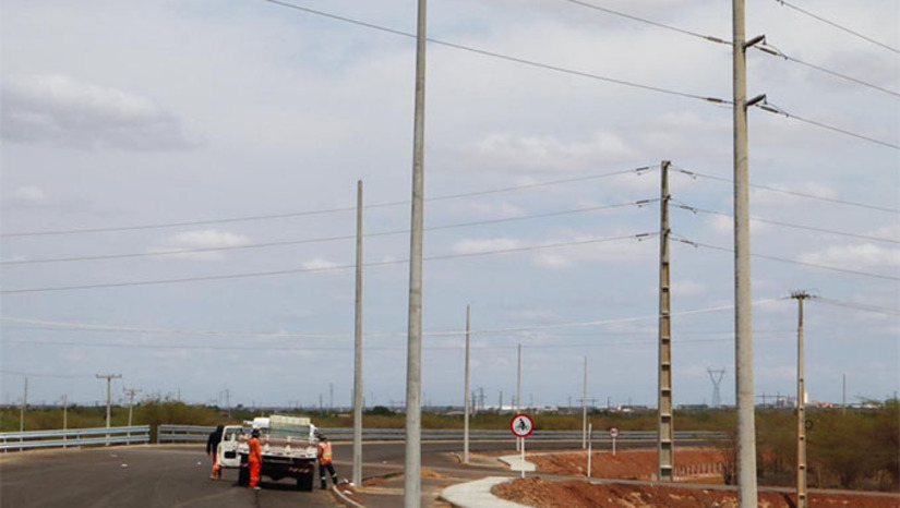 Imagem 1 - As obras do Complexo Viário 15 de Março atingiram cerca de 90% de execução e avançam para a fase final, com serviços de acabamento, sinalização, iluminação pública e conclusão das calçadas. O empreendimento vai ligar as BRs 110 e 304, melhorando a fluidez do tráfego e a integração viária de Mossoró. Com oito quilômetros de rodovia, ciclovia e calçadão, a obra inclui ainda a finalização de duas interseções estratégicas para liberação total do tráfego. Considerada a maior intervenção de mobilidade urbana do município, o complexo recebeu investimento aproximado de R$ 100 milhões, com recursos federais e municipais. Imagem 1 - As obras do Complexo Viário 15 de Março atingiram cerca de 90% de execução e avançam para a fase final, com serviços de acabamento, sinalização, iluminação pública e conclusão das calçadas. O empreendimento vai ligar as BRs 110 e 304, melhorando a fluidez do tráfego e a integração viária de Mossoró. Com oito quilômetros de rodovia, ciclovia e calçadão, a obra inclui ainda a finalização de duas interseções estratégicas para liberação total do tráfego. Considerada a maior intervenção de mobilidade urbana do município, o complexo recebeu investimento aproximado de R$ 100 milhões, com recursos federais e municipais.