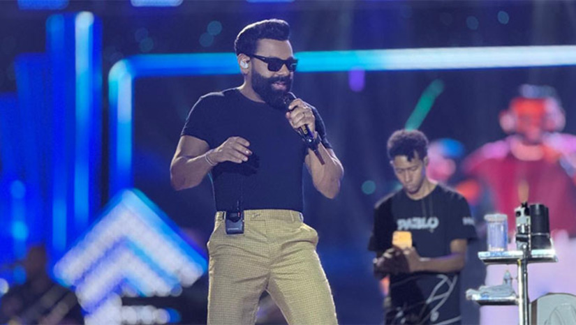 Imagem 1 -  Conhecido como a “voz romântica”, Pablo levou milhares de fãs a cantar em coro sucessos consagrados. Foi a primeira vez que o cantor se apresentou em Caraúbas. A energia da plateia e a entrega do artista transformaram o show em um dos pontos altos da programação festiva. Além do aspecto cultural, a Festa de São Sebastião também impulsiona a economia local, movimentando comércio, serviços e turismo. Com organização e grandes atrações, a gestão municipal consolida o evento como um dos mais importantes do interior potiguar.