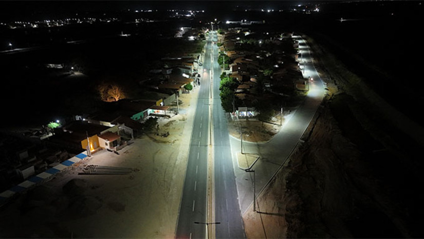 Imagem 1 -  O bairro São José ocupa uma posição estratégica, sendo uma das principais entradas da cidade. Por isso, a melhoria na iluminação também cumpre o papel de valorizar o espaço urbano, tornando o local mais organizado e visualmente agradável tanto para quem mora quanto para quem chega a Grossos.  A modernização da iluminação pública integra o conjunto de obras e serviços que fortalecem o desenvolvimento urbano e a valorização dos bairros do município.
