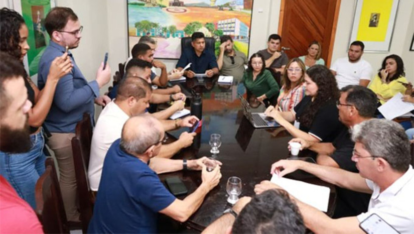 Imagem 1 -  A Câmara de Mossoró promoveu uma reunião para discutir denúncias envolvendo a situação de animais no loteamento Quintas do Lago, após repercussão de supostos maus-tratos e morte de um animal. O encontro reuniu protetores, órgãos públicos, ONGs, vereadores e moradores, com o objetivo de ouvir as partes e buscar encaminhamentos legais e responsáveis. O presidente da Câmara, Genilson Alves, destacou o papel institucional da Casa na defesa da vida e do bem-estar social, ressaltou leis municipais de proteção animal já existentes e não descartou a realização de uma audiência pública para ampliar o debate.