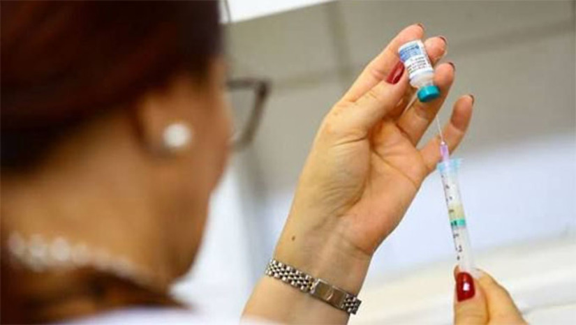 Imagem 1 - Entre os imunizantes ofertados à população estão: dengue (10 a 14 anos); HPV (9 a 19 anos); Influenza; entre outros. É preciso verificar o cartão de vacinação, conforme os critérios estabelecidos pelo Ministério da Saúde para cada faixa etária. Locais de vacinação: UBS Maria Soares da Costa (8h às 12h); UBS Dr. Joaquim Saldanha (8h às 12h). Partage Shopping (10h às 18h). Farmácia Ultrameta - Itapetinga/Cidade Oeste (16h30 às 21h30). Imagem 1 - Entre os imunizantes ofertados à população estão: dengue (10 a 14 anos); HPV (9 a 19 anos); Influenza; entre outros. É preciso verificar o cartão de vacinação, conforme os critérios estabelecidos pelo Ministério da Saúde para cada faixa etária. Locais de vacinação: UBS Maria Soares da Costa (8h às 12h); UBS Dr. Joaquim Saldanha (8h às 12h). Partage Shopping (10h às 18h). Farmácia Ultrameta - Itapetinga/Cidade Oeste (16h30 às 21h30).
