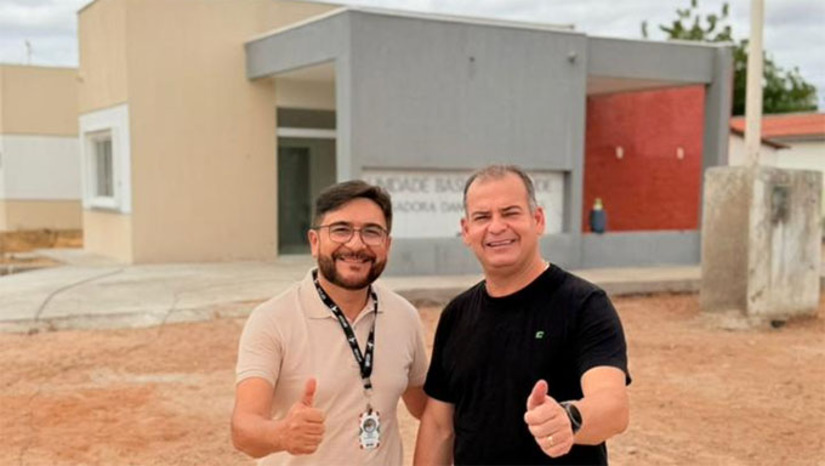 Imagem 1 - A obra da UBS do Bico Torto, em Apodi-RN, foi retomada e está na fase final de execução. O prefeito Sabino acompanhou os trabalhos, reforçando o compromisso da gestão com a transparência e a melhoria da saúde pública. A UBS garantirá atendimento mais próximo e com melhor estrutura para a comunidade, sendo viabilizada por emendas da deputada federal Carla Dickson e do vice-governador Walter Alves. A Prefeitura segue acompanhando os serviços finais para entregar, em breve, a unidade totalmente pronta para a população. Imagem 1 - A obra da UBS do Bico Torto, em Apodi-RN, foi retomada e está na fase final de execução. O prefeito Sabino acompanhou os trabalhos, reforçando o compromisso da gestão com a transparência e a melhoria da saúde pública. A UBS garantirá atendimento mais próximo e com melhor estrutura para a comunidade, sendo viabilizada por emendas da deputada federal Carla Dickson e do vice-governador Walter Alves. A Prefeitura segue acompanhando os serviços finais para entregar, em breve, a unidade totalmente pronta para a população.