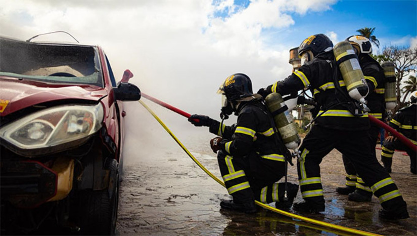 Imagem 1 -  As Lanças Extintoras de Incêndio para Veículos Elétricos (LECIE), serão distribuídas entre os grupamentos da corporação no estado, garantindo rapidez e eficácia no atendimento a ocorrências envolvendo veículos elétricos ou híbridos. A implementação das LECIE será acompanhada por treinamento técnico especializado para as equipes, garantindo que os bombeiros militares estejam plenamente capacitados para o uso da tecnologia em situações reais de emergência.