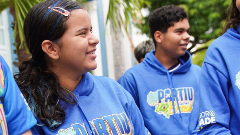 Imagem 1 -  Vinte alunos da Rede Municipal de Ensino de Mossoró viajam nesta segunda-feira (19) a Brasília–DF para participar do “Partiu Brasil”, programa pioneiro da Prefeitura de Mossoró, por meio da Secretaria Municipal de Educação. A iniciativa integra o “Mossoró Cidade Educação” e promove o primeiro intercâmbio cultural com estudantes da rede pública municipal.  Os alunos, selecionados por bom desempenho e frequência escolar, receberam kits de viagem e participarão de um roteiro educativo voltado aos aspectos geográficos, políticos e culturais da capital federal.