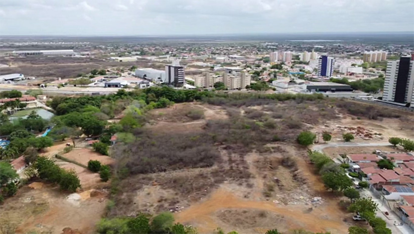 Imagem 1 -  O investimento inicial será de R$ 150 mil, para elaborar o projeto arquitetônico, recursos destinados pela deputada estadual Isolda Dantas, do PT, para a FUNCITERN, da UERN, contratar. A área escolhida, ao lado do Hotel Thermas e em frente ao Hotel Garbos, é de mais ou menos 80 mil metros quadrados. Este local está coberto com vegetação e lixo. O investimento, neste primeiro módulo, será de aproximadamente R$ 7 milhões.