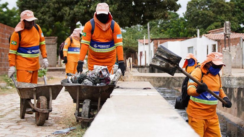 Imagem 1 -  O serviço é essencial e tem como principal objetivo evitar inundações durante o período de inverno, garantindo o escoamento adequado das águas das chuvas e mais segurança para a população.  Esse trabalho preventivo já foi executado também no Canal do Thermas, justamente para evitar alagamentos nas ruas Juvenal Lamartine, Riachuelo e Epitácio Pessoa, áreas historicamente afetadas durante chuvas mais intensas. O outro ponto que necessita de limpeza é o canal do bairro Abolição IV, ação fundamental para prevenir inundações no bairro 3 Vinténs.
