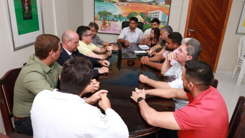 Imagem 1 - Durante o encontro, representantes da associação afirmaram que as medidas adotadas estão respaldadas por decisões judiciais e recomendações do Ministério Público. Segundo a associação, não procedem as acusações de maus tratos ou morte intencionais de animais que vêm sendo divulgadas nas redes sociais. O presidente do Legislativo, Genilson Alves, destacou a importância do diálogo e da escuta de todas as partes envolvidas. A Câmara informou que seguirá acompanhando o caso e permanece aberta para ampliar o debate. Imagem 1 - Durante o encontro, representantes da associação afirmaram que as medidas adotadas estão respaldadas por decisões judiciais e recomendações do Ministério Público. Segundo a associação, não procedem as acusações de maus tratos ou morte intencionais de animais que vêm sendo divulgadas nas redes sociais. O presidente do Legislativo, Genilson Alves, destacou a importância do diálogo e da escuta de todas as partes envolvidas. A Câmara informou que seguirá acompanhando o caso e permanece aberta para ampliar o debate.