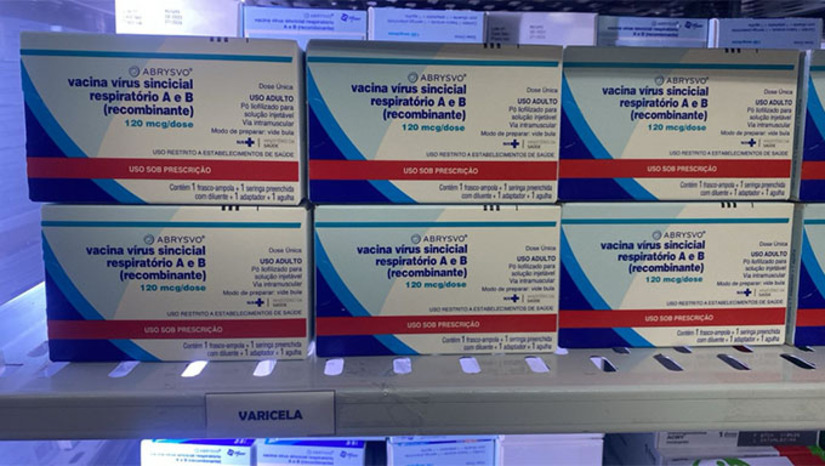Imagem 1 - A nova vacina contra o vírus sincicial respiratório (VSR) é destinada a gestantes a partir da 28ª semana, visando proteger os recém-nascidos dos casos de bronquiolite. A vacina oferece proteção aos bebês, uma vez que os anticorpos gerados na gestante são transferidos para o recém-nascido. Em Mossoró, segundo a Coordenação de Imunizações do município, o público-alvo compreende 3.227 mulheres gestantes. No ato de vacinação, é importante que a gestante apresente documento que comprove sua inclusão no grupo de contempladas para receber o imunizante. Imagem 1 - A nova vacina contra o vírus sincicial respiratório (VSR) é destinada a gestantes a partir da 28ª semana, visando proteger os recém-nascidos dos casos de bronquiolite. A vacina oferece proteção aos bebês, uma vez que os anticorpos gerados na gestante são transferidos para o recém-nascido. Em Mossoró, segundo a Coordenação de Imunizações do município, o público-alvo compreende 3.227 mulheres gestantes. No ato de vacinação, é importante que a gestante apresente documento que comprove sua inclusão no grupo de contempladas para receber o imunizante.