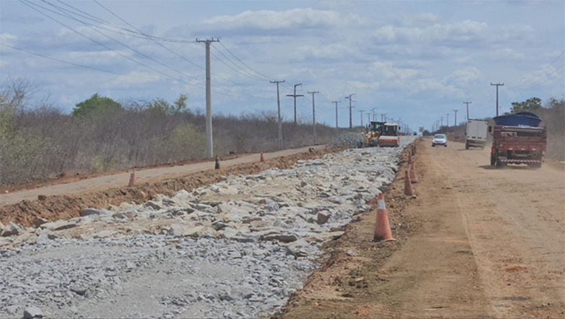 Imagem 1 -  Devido as obras, o motorista que precisa trafegar por esta rodovia estadual, deve ter cuidado na região entre as comunidades de Lorena e Livramento. Nesta região, a CLC está fazendo uma restauração com a retirada da base da pista e reposição com pedras, brita e cimento, para só então colocar a camada de CBUQ e finalizar com a sinalização. O investimento neste trecho é de R$ 41 milhões. Em seguida, o governo que restaurar também o trecho de 25 km entre Caraúbas e Olho D’Água do Borges, num investimento de mais R$ 27,7 milhões.