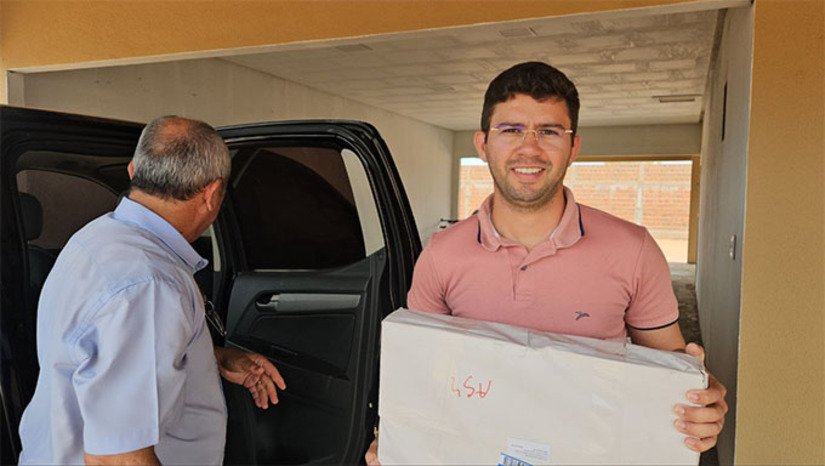 Imagem 1 - O vereador Thiago Freitas aprovou projeto de lei neste sentido na Câmara Municipal e o prefeito Kenio Azevedo sancionou. Para reforçar a proposta, o gabinete do senador Styvenson Valentin destinou 158 livros da Constituição Federal para as bibliotecas das escolas que vão implementar em suas grades curriculares o ensino sobre o artigo V da Constituição Federal. Imagem 1 - O vereador Thiago Freitas aprovou projeto de lei neste sentido na Câmara Municipal e o prefeito Kenio Azevedo sancionou. Para reforçar a proposta, o gabinete do senador Styvenson Valentin destinou 158 livros da Constituição Federal para as bibliotecas das escolas que vão implementar em suas grades curriculares o ensino sobre o artigo V da Constituição Federal.