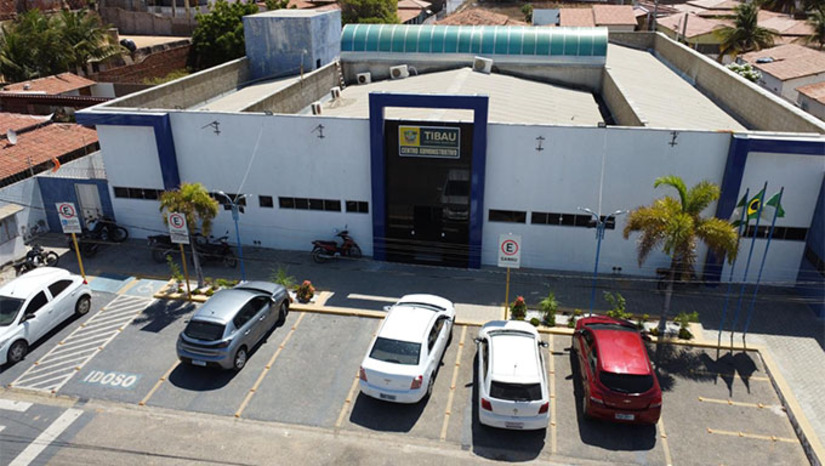 Imagem 1 - Nesta terça-feira (20), a prefeita Lidiane Marques se reuniu com representantes da empresa contratada para realização do certame, ao lado da secretária-chefe de Gabinete, Cacilda Alves, e do secretário de Administração, Antônio Paulo. Conforme ficou definido na reunião, o cronograma do concurso deve ser divulgado nos próximos dias e o edital com todas informações do certame publicado nas próximas semanas. Serão ofertadas vagas para cargos como assistente administrativo, agente comunitário de saúde, técnico de enfermagem, professor, assistente social, psicólogo, terapeuta ocupacional, entre outros. Imagem 1 - Nesta terça-feira (20), a prefeita Lidiane Marques se reuniu com representantes da empresa contratada para realização do certame, ao lado da secretária-chefe de Gabinete, Cacilda Alves, e do secretário de Administração, Antônio Paulo. Conforme ficou definido na reunião, o cronograma do concurso deve ser divulgado nos próximos dias e o edital com todas informações do certame publicado nas próximas semanas. Serão ofertadas vagas para cargos como assistente administrativo, agente comunitário de saúde, técnico de enfermagem, professor, assistente social, psicólogo, terapeuta ocupacional, entre outros.