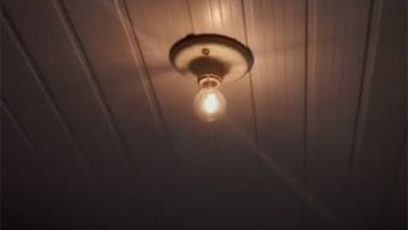 Imagem 1 -  A queda de um cabo da empresa Brava Energia sobre a rede da Neoenergia Cosern interrompeu o fornecimento de energia para 99 unidades consumidoras nos bairros Santa Júlia e Barrocas, em Mossoró, na noite de segunda-feira (19). Moradores relataram ao Portal Mossoró Hoje constantes quedas de energia e preocupação com possíveis danos a equipamentos eletrônicos. O serviço foi restabelecido de forma gradual, com normalização quase total durante a madrugada, e a conclusão dos reparos ocorreu às 18h25 da terça-feira (20).