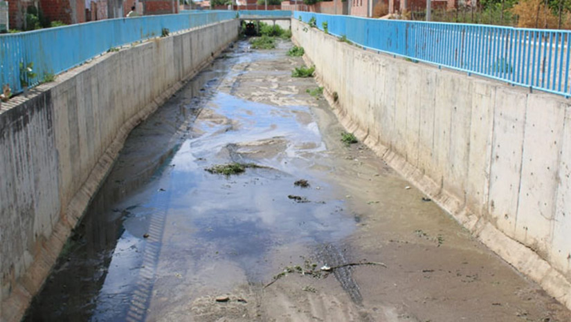 Imagem 1 -  A Prefeitura de Mossoró realiza limpeza e manutenção contínua dos canais urbanos, com foco na prevenção de alagamentos e na preservação do sistema de drenagem da cidade. Nesta etapa, os trabalhos estão concentrados nos bairros Santo Antônio e Santa Helena, incluindo o Canal do Doce, e seguem um planejamento técnico que já contemplou o Canal do Thermas e seguirá para o Canal do Tempero Regina e trechos do Canal do Sal Pinto. A ação preventiva busca garantir a eficiência hidráulica dos canais, reduzir riscos de inundações e contribuir para a organização e conservação urbana, contando também com a colaboração da população para evitar o descarte irregular de resíduos.