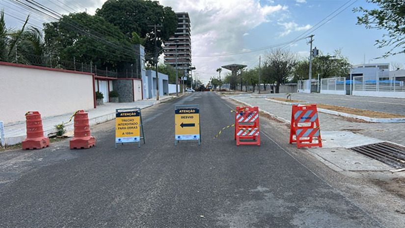 Imagem 1 - A Avenida Jorge Coelho de Andrade está interditada, nas proximidades do Ministério do Trabalho, para a realização de serviços de retirada de vazamento em rede de água. O bloqueio ocorre para permitir a escavação, troca de tubulação e, posteriormente, a pavimentação do trecho, com previsão de liberação até a quinta-feira (22), no final da tarde. Durante o período de interdição, os motoristas devem utilizar rotas alternativas. Imagem 1 - A Avenida Jorge Coelho de Andrade está interditada, nas proximidades do Ministério do Trabalho, para a realização de serviços de retirada de vazamento em rede de água. O bloqueio ocorre para permitir a escavação, troca de tubulação e, posteriormente, a pavimentação do trecho, com previsão de liberação até a quinta-feira (22), no final da tarde. Durante o período de interdição, os motoristas devem utilizar rotas alternativas.
