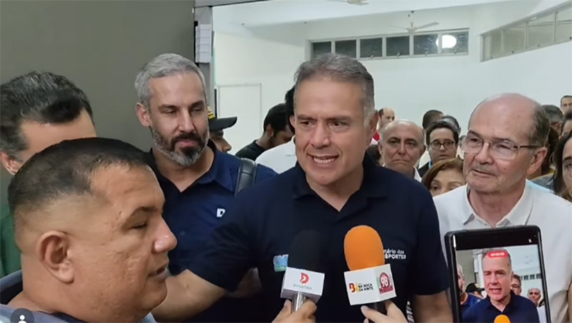 Imagem 1 - Declaração do ministro Renan Filho foi ao desembarcar no Aeroporto Dix Sept Rosado, em Mossoró, ao radialista Joãozinho GPS. Renan está em Mossoró para assinar a ordem de serviço para o início da duplicação da BR 304, trecho entre Macaíba e a divisa com o Estado do Ceará, em solenidade prevista para acontecer às 10 horas desta quinta-feira, 22, em Assu-RN. Ele disse que os recursos estão alocados e o trabalho deve começar ainda este ano de 2026. Imagem 1 - Declaração do ministro Renan Filho foi ao desembarcar no Aeroporto Dix Sept Rosado, em Mossoró, ao radialista Joãozinho GPS. Renan está em Mossoró para assinar a ordem de serviço para o início da duplicação da BR 304, trecho entre Macaíba e a divisa com o Estado do Ceará, em solenidade prevista para acontecer às 10 horas desta quinta-feira, 22, em Assu-RN. Ele disse que os recursos estão alocados e o trabalho deve começar ainda este ano de 2026.