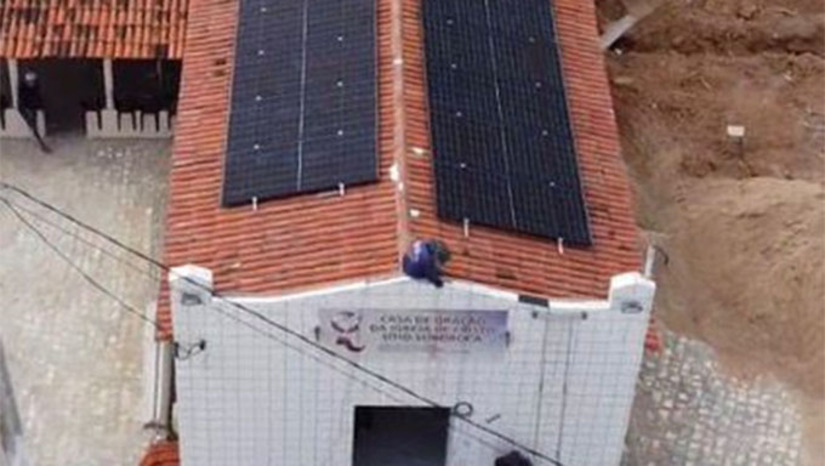 Imagem 1 - O projeto representa um investimento superior a R$ 35 mil, voltado à geração de energia limpa e renovável. A ação está sendo acompanhada de perto pelo prefeito Sabino. A usina irá proporcionar redução significativa de custos, com a eliminação das despesas com energia elétrica e água, beneficiando diretamente mais de 40 pessoas, além de contemplar a congregação da comunidade de Sororoca. Imagem 1 - O projeto representa um investimento superior a R$ 35 mil, voltado à geração de energia limpa e renovável. A ação está sendo acompanhada de perto pelo prefeito Sabino. A usina irá proporcionar redução significativa de custos, com a eliminação das despesas com energia elétrica e água, beneficiando diretamente mais de 40 pessoas, além de contemplar a congregação da comunidade de Sororoca.