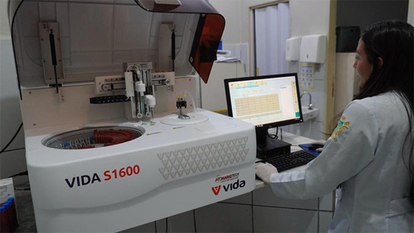Imagem 1 - O laboratório da Unidade Mista de Saúde Raimundo Nonato Cândido está cada vez mais completo com a aquisição de três novos equipamentos modernos. Foram investidos mais de R$ 100 mil na compra de um analisador bioquímico, um coagulômetro semi-automático e um homogeneizador de soluções. Os novos equipamentos ampliam a capacidade de realização de exames laboratoriais, tornando os serviços mais ágeis e eficientes. Imagem 1 - O laboratório da Unidade Mista de Saúde Raimundo Nonato Cândido está cada vez mais completo com a aquisição de três novos equipamentos modernos. Foram investidos mais de R$ 100 mil na compra de um analisador bioquímico, um coagulômetro semi-automático e um homogeneizador de soluções. Os novos equipamentos ampliam a capacidade de realização de exames laboratoriais, tornando os serviços mais ágeis e eficientes.